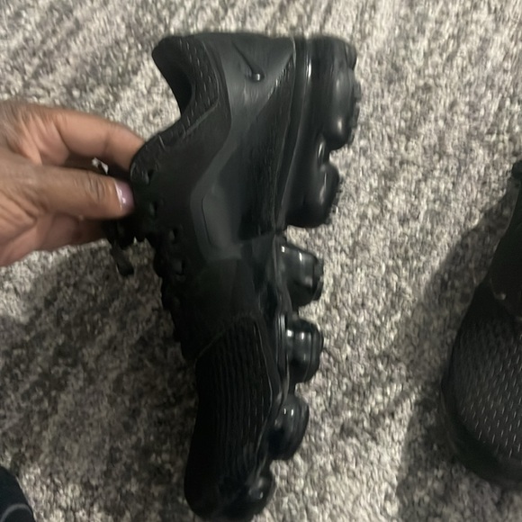 All black Nike Vapor Max size big kids or size 8 women’s. - Picture 5 of 7